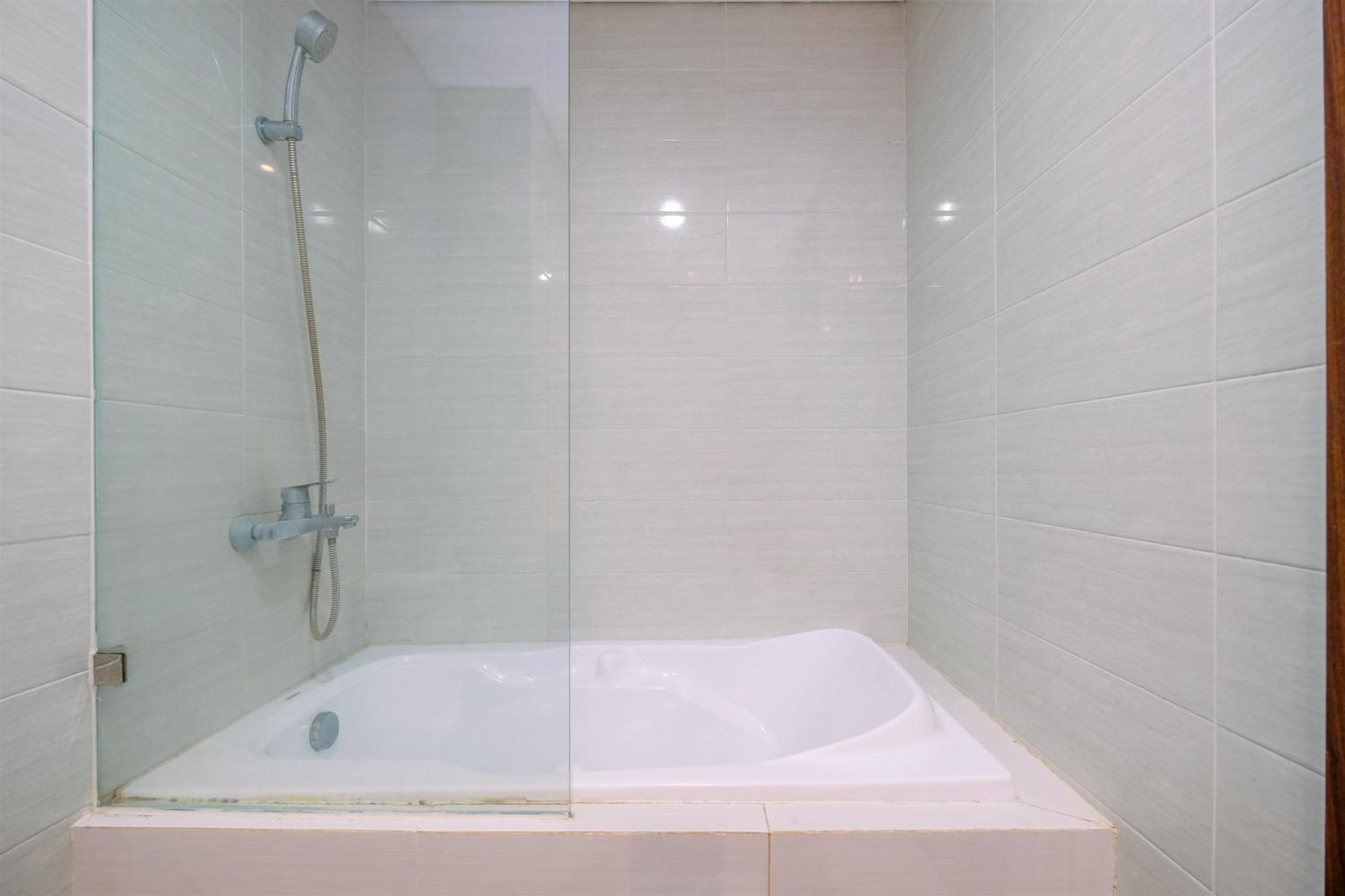 Cozy Living And Spacious At 28th Floor Kemang Village By Travelio Appartement