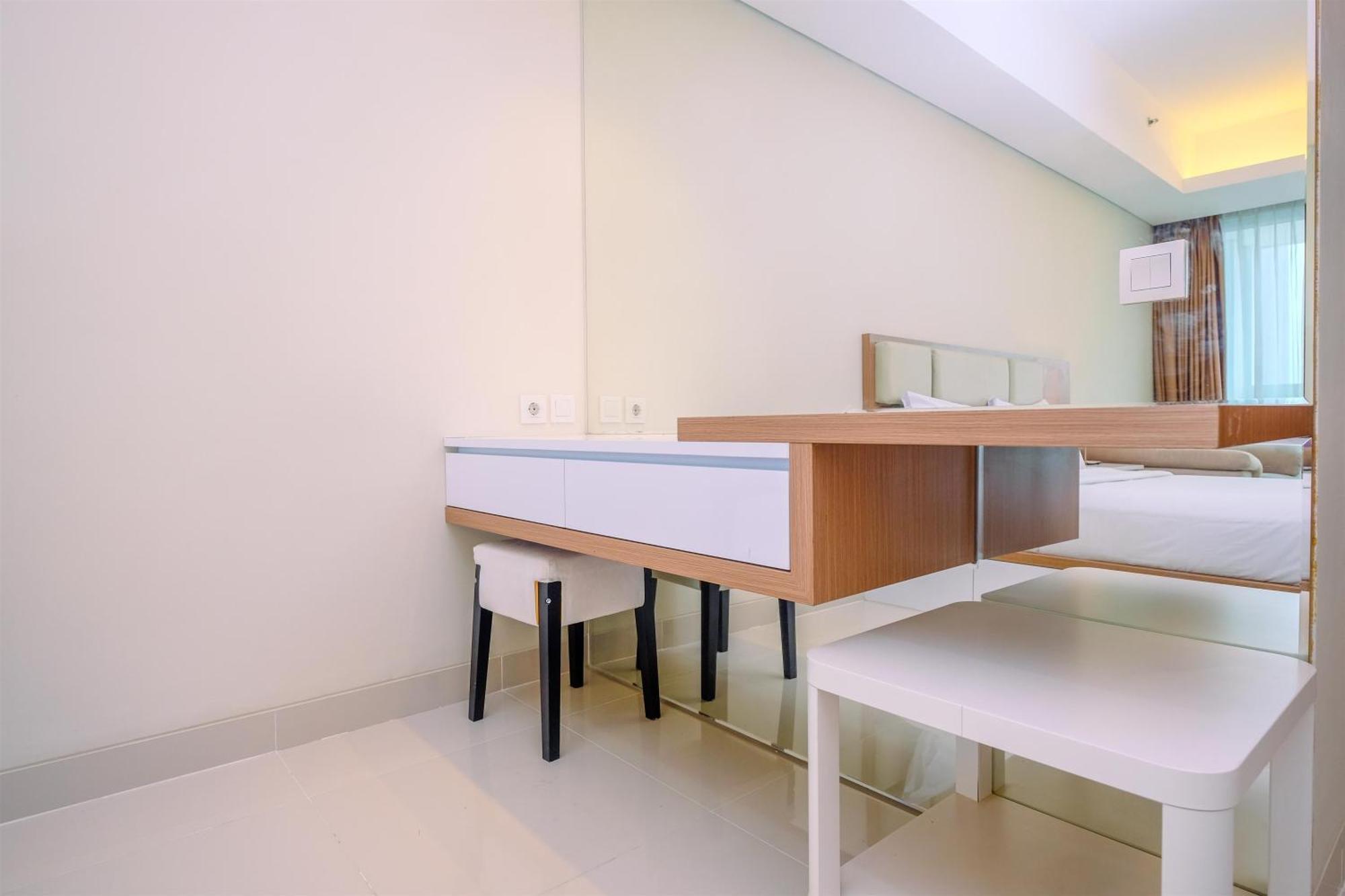Cozy Living And Spacious At 28th Floor Kemang Village By Travelio Appartement *