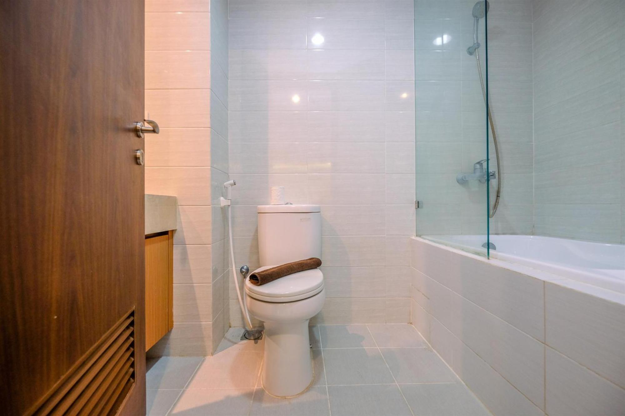 Cozy Living And Spacious At 28th Floor Kemang Village By Travelio *