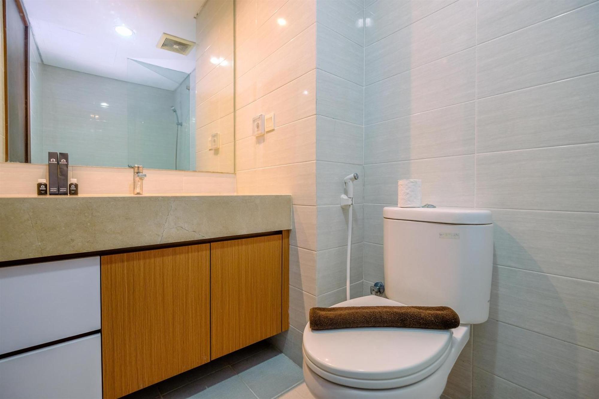 Cozy Living And Spacious At 28th Floor Kemang Village By Travelio *