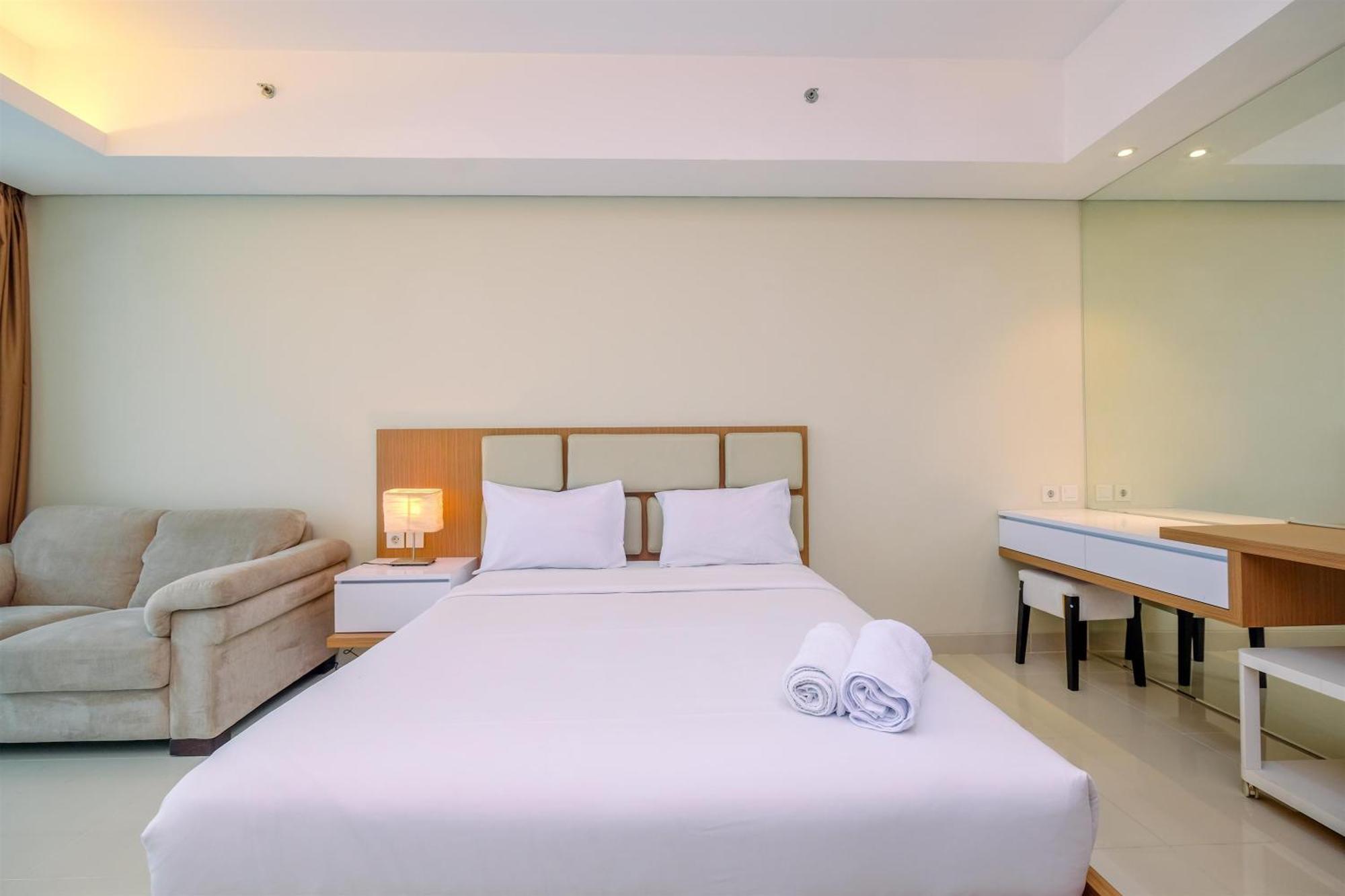 Cozy Living And Spacious At 28th Floor Kemang Village By Travelio