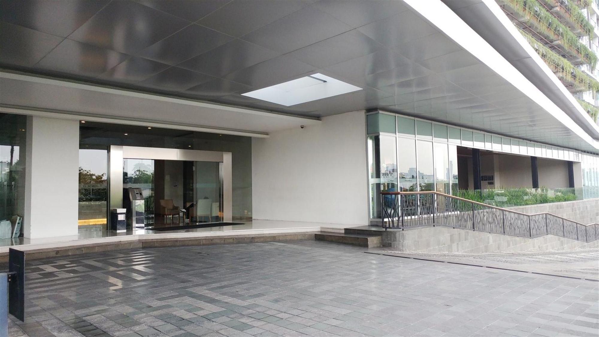 Cozy Living And Spacious At 28th Floor Kemang Village By Travelio Appartement *