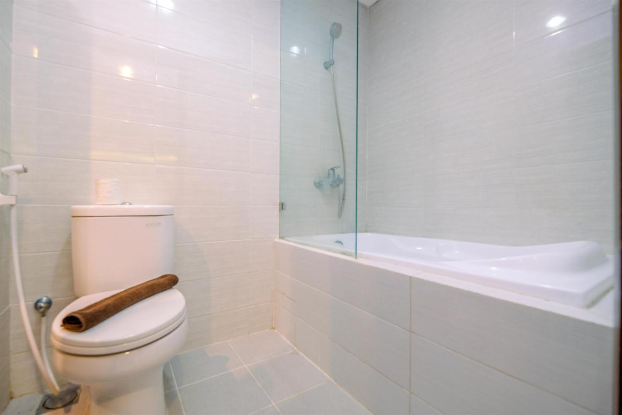 Cozy Living And Spacious At 28th Floor Kemang Village By Travelio *