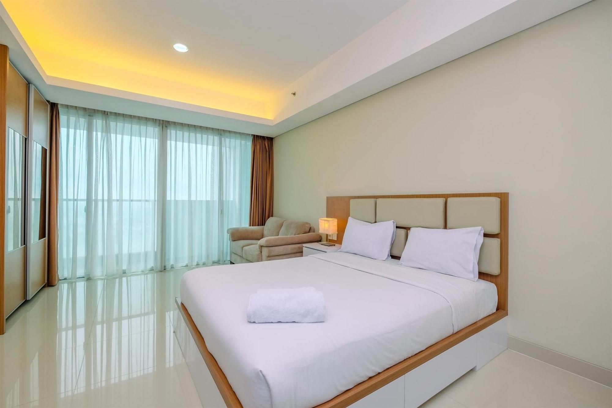 Cozy Living And Spacious At 28th Floor Kemang Village By Travelio Appartement